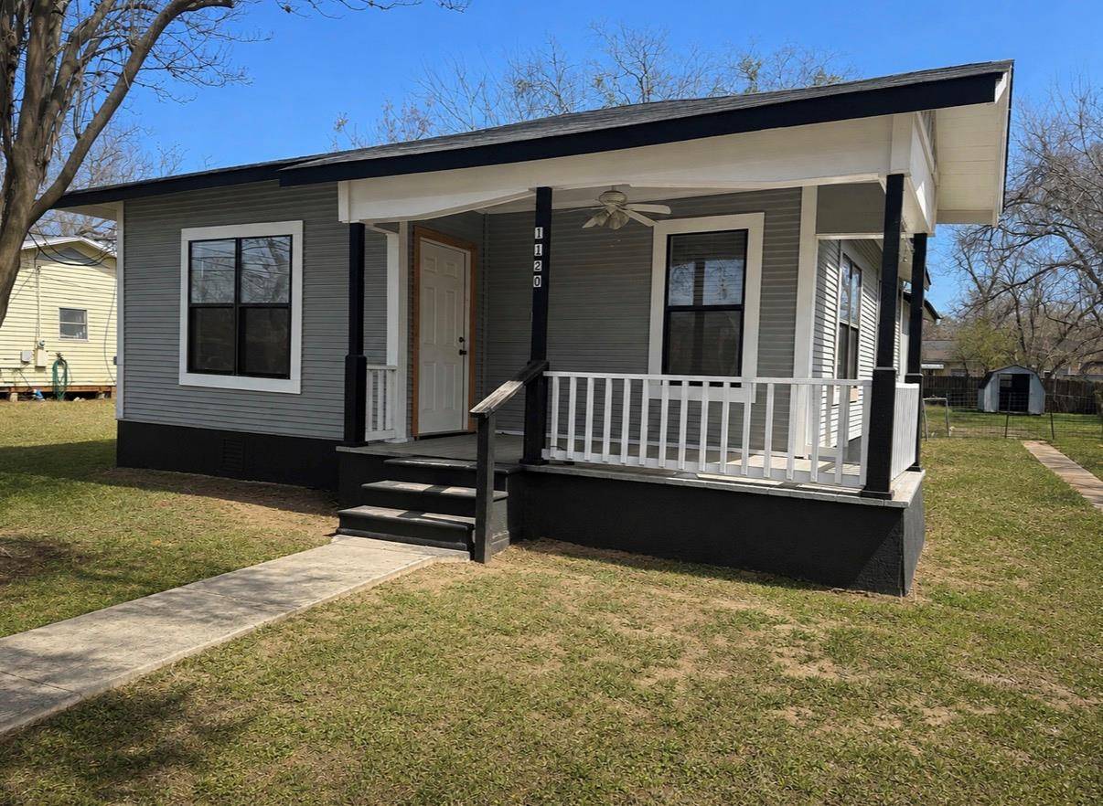 1120 Saint Paul ST, Gonzales, TX 78629