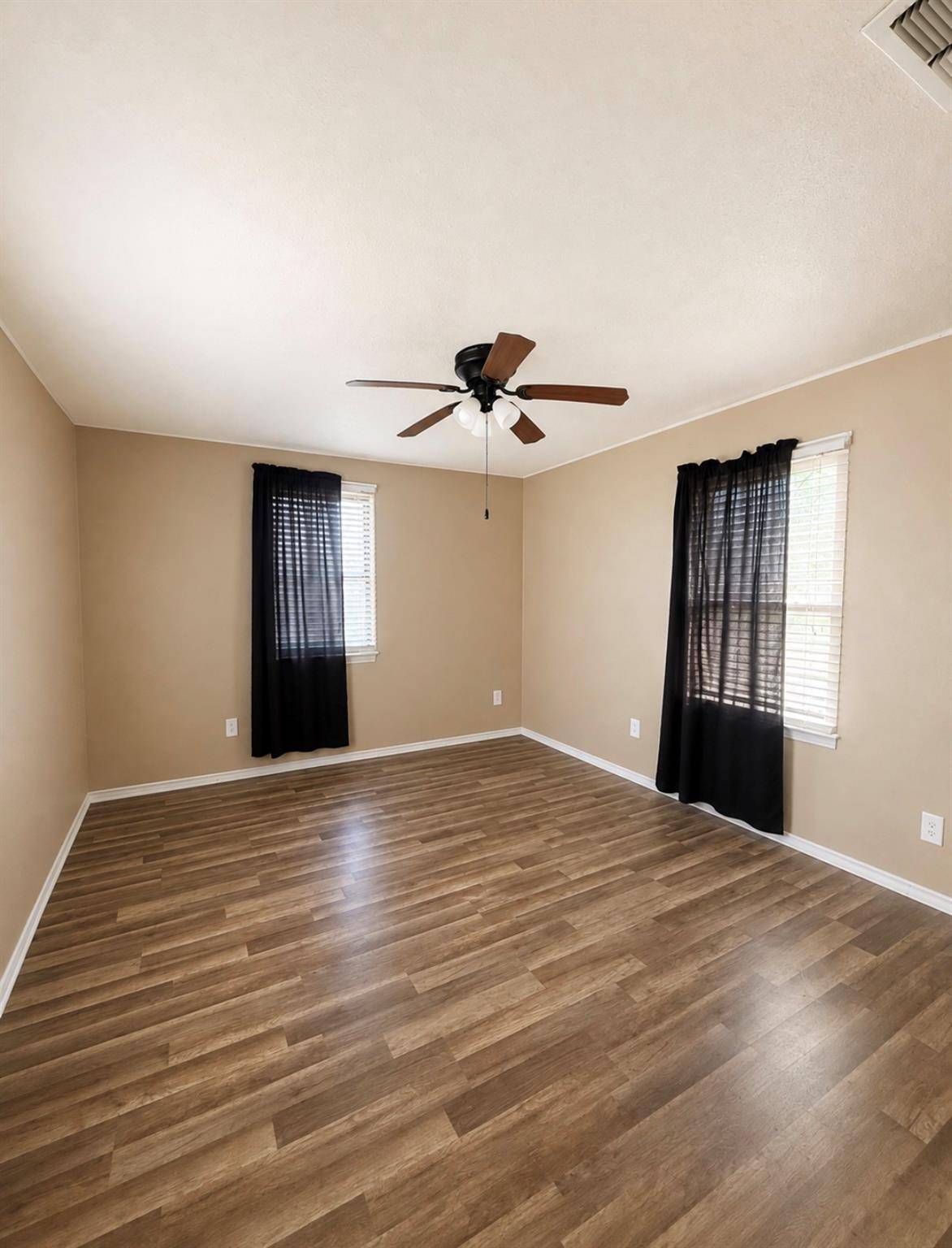 1120 Saint Paul ST, Gonzales, TX 78629