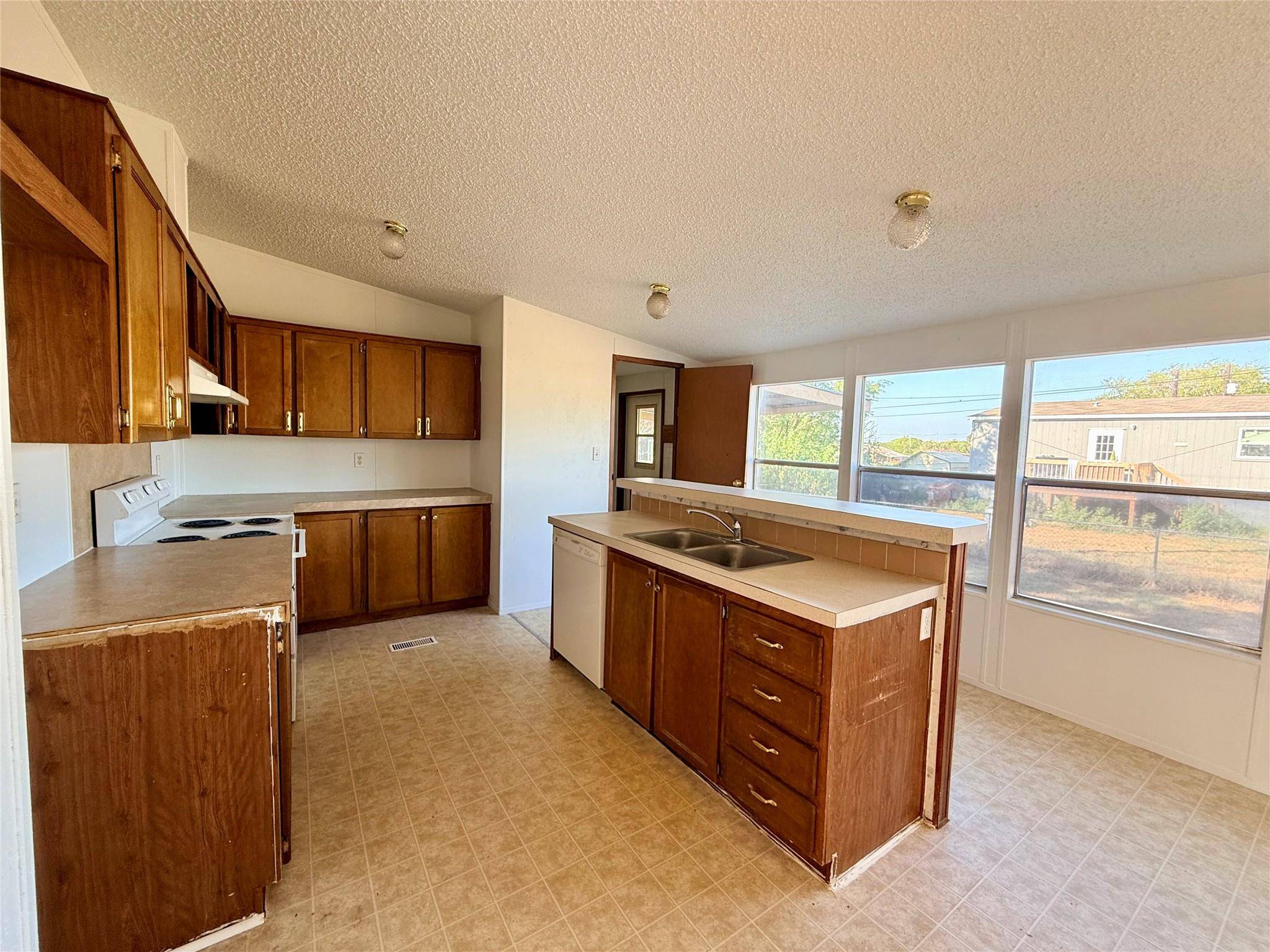 414 Avenue F, Lexington, TX 78947