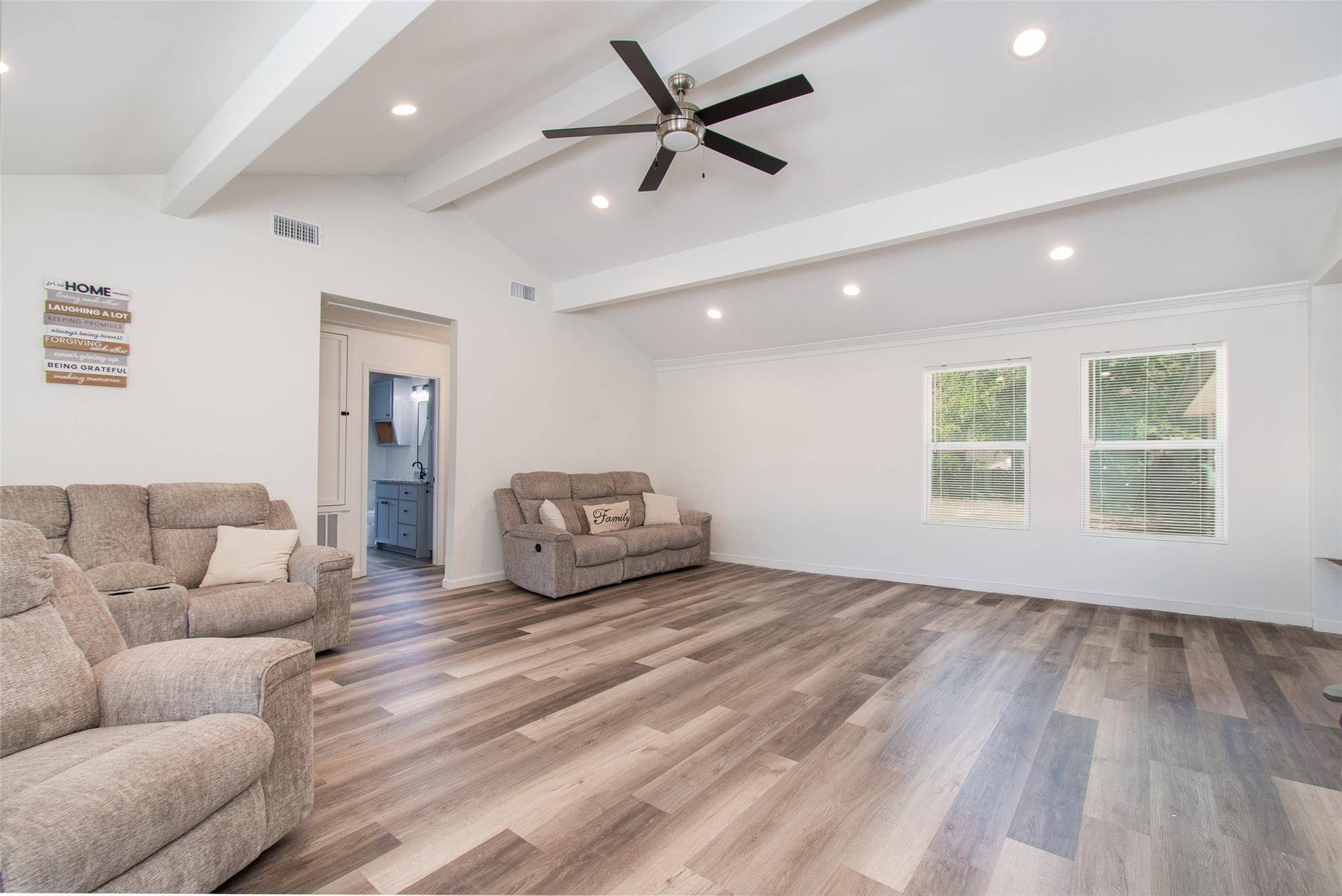 1704 N Hoover Ave, Cameron, TX 76520