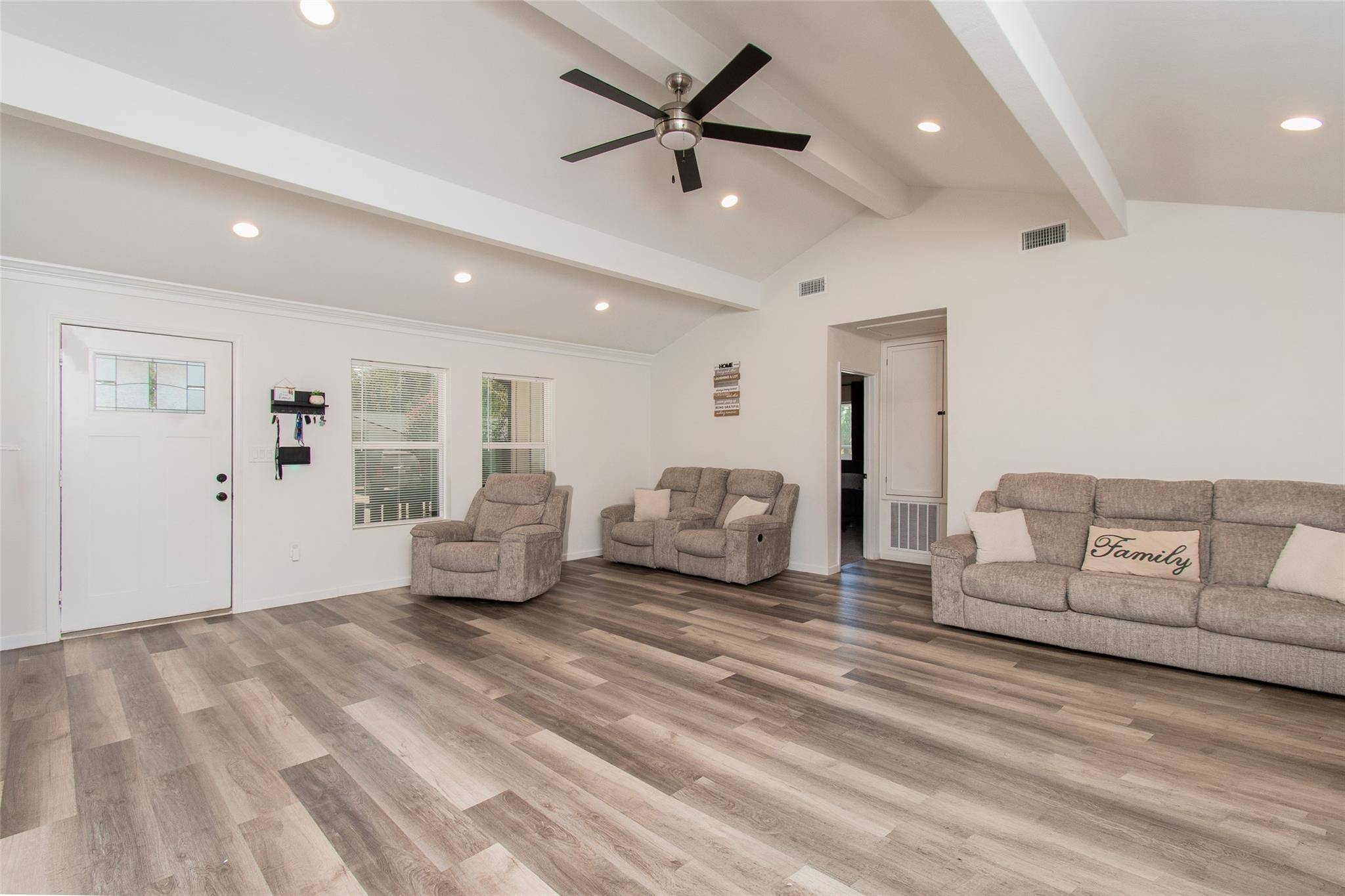 1704 N Hoover Ave, Cameron, TX 76520