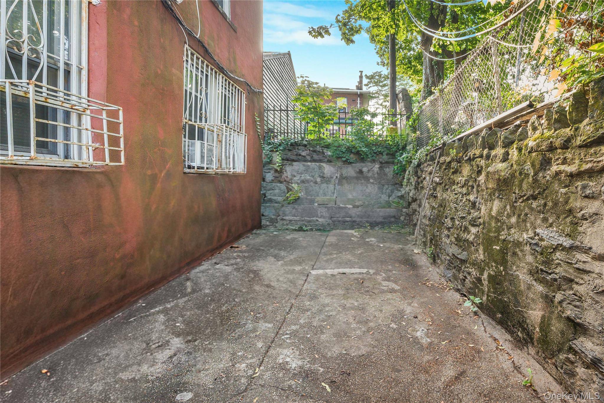 811 Penfield ST, Bronx, NY 10470