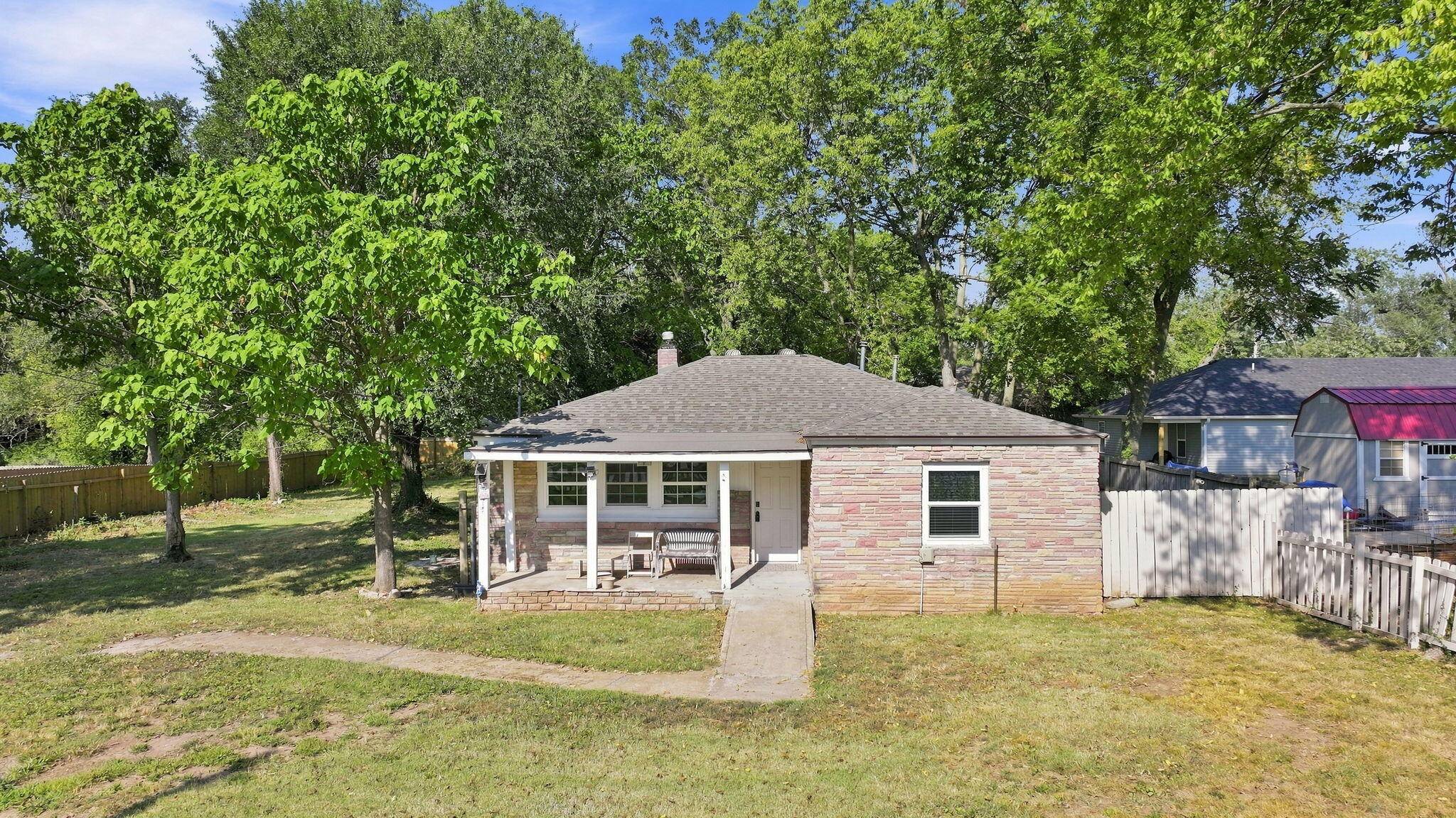 617 N Hillcrest AVE, Springfield, MO 65802