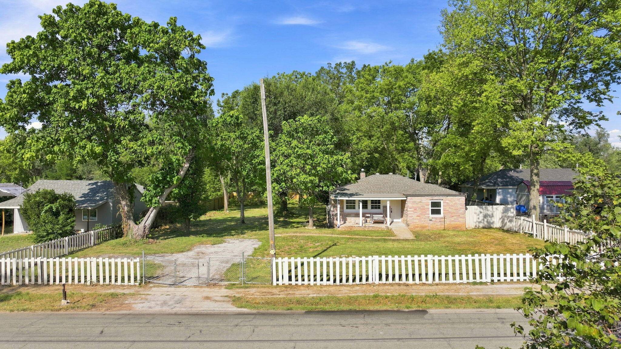 617 N Hillcrest AVE, Springfield, MO 65802