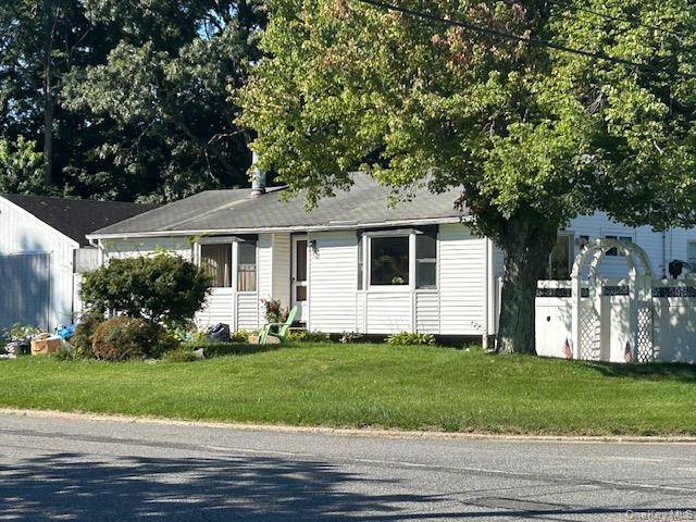 8 Durst DR, Selden, NY 11784