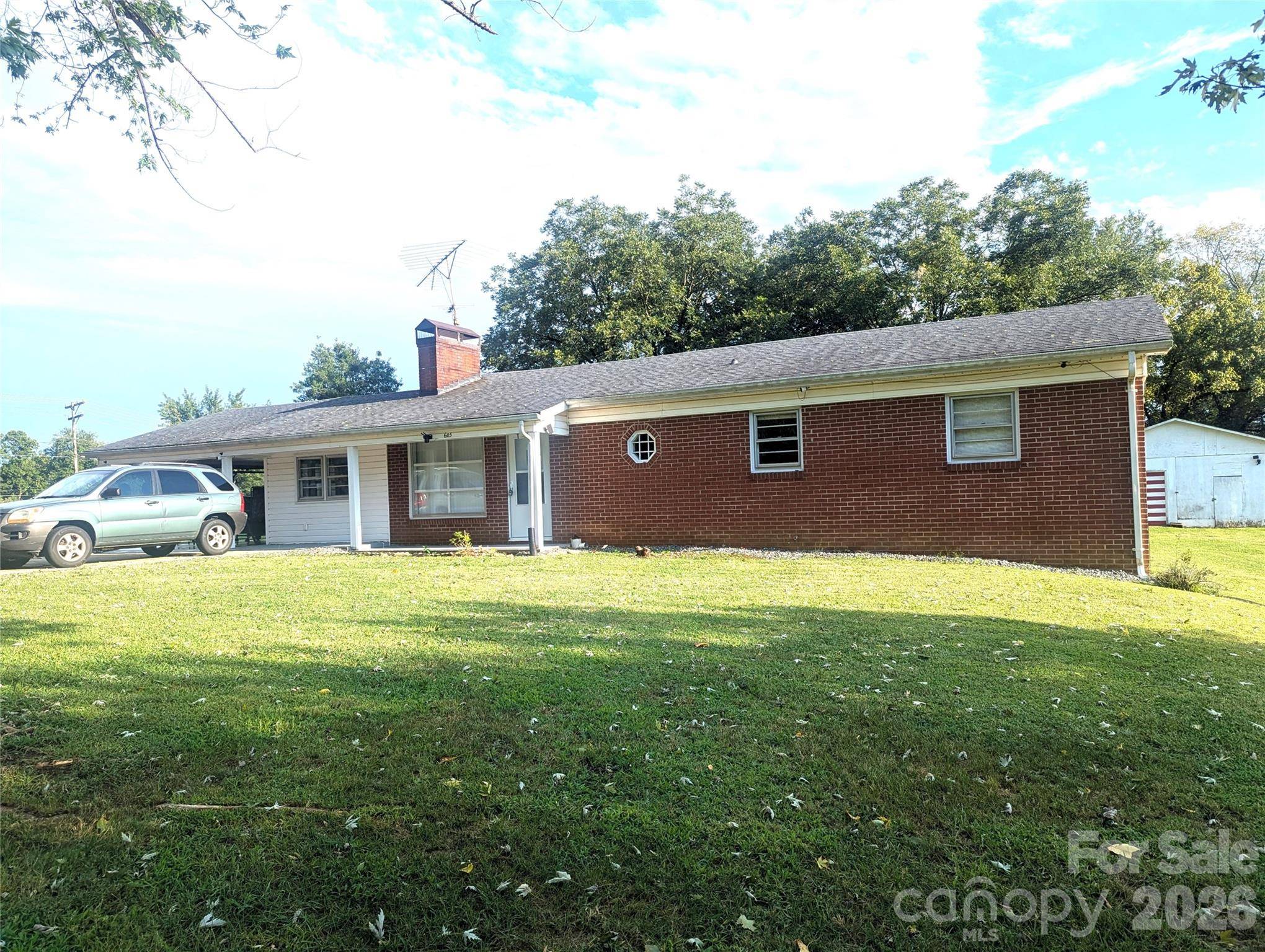605 Lincoln LN, Lenoir, NC 28645