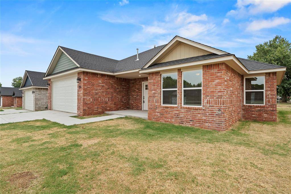 204 E Abbot LN, Mustang, OK 73064