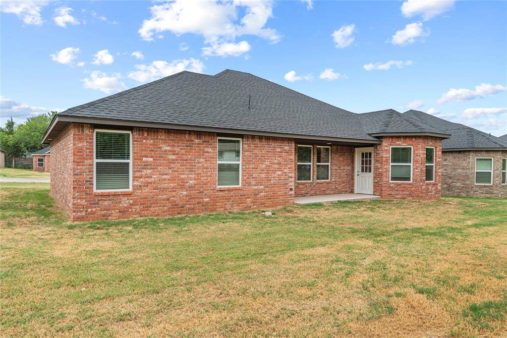 204 E Abbot LN, Mustang, OK 73064