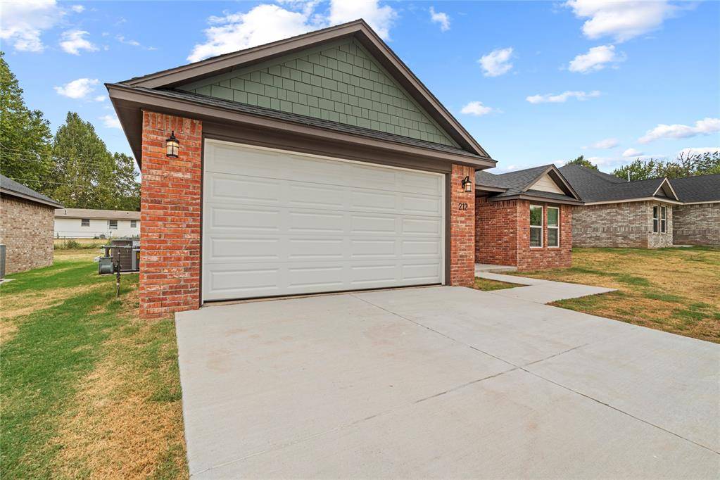 204 E Abbot LN, Mustang, OK 73064