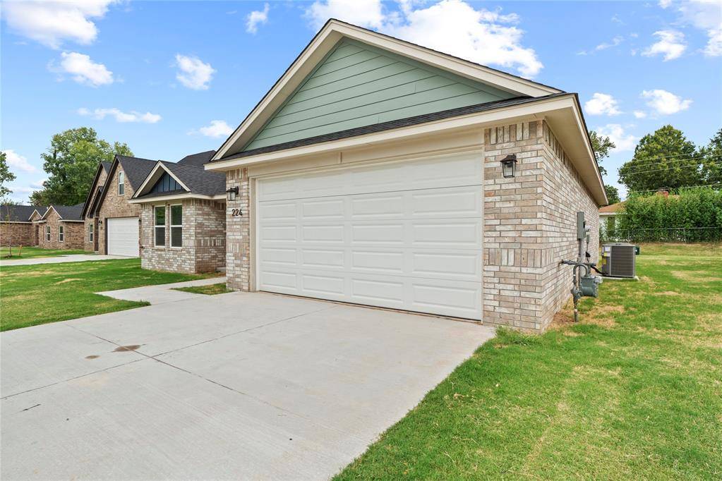 224 E Abbot LN, Mustang, OK 73064