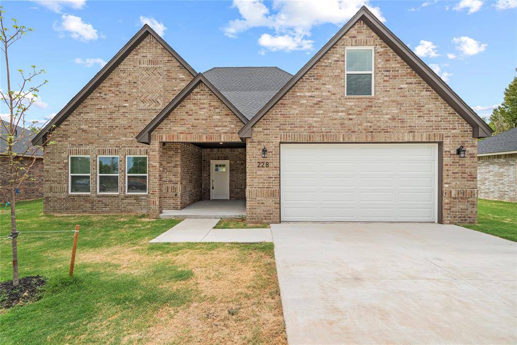 228 E Abbot LN, Mustang, OK 73064