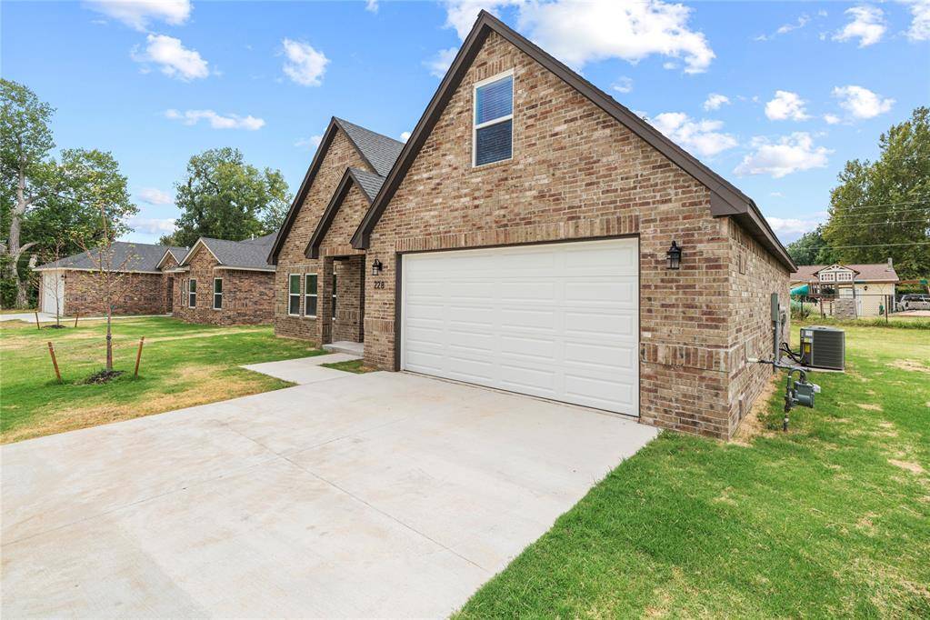 228 E Abbot LN, Mustang, OK 73064