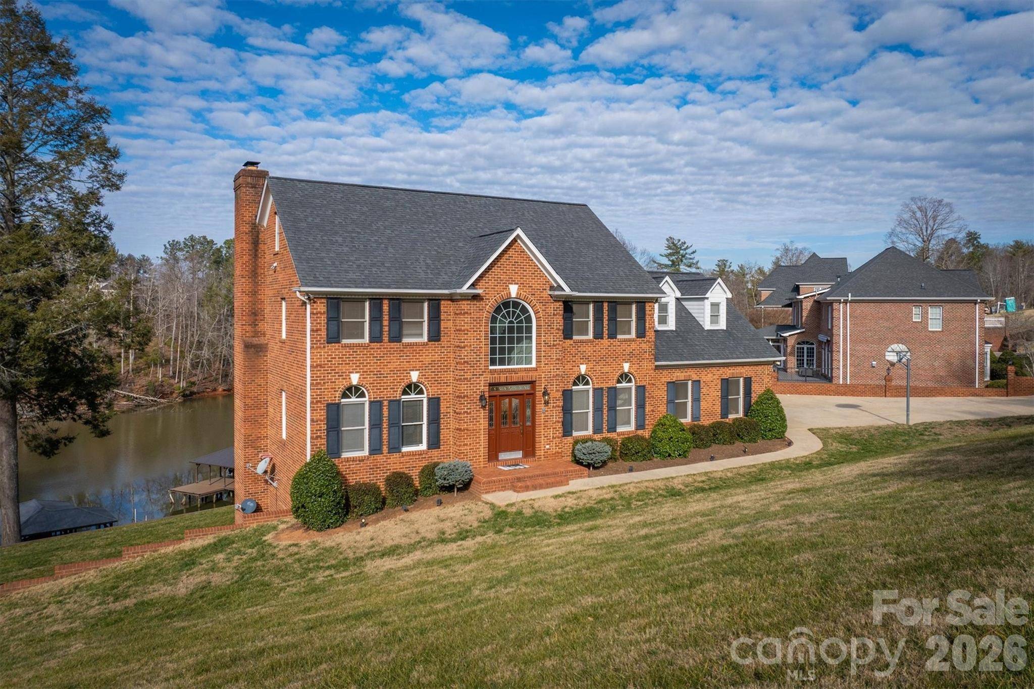 46 Mariners Point LN, Hickory, NC 28601