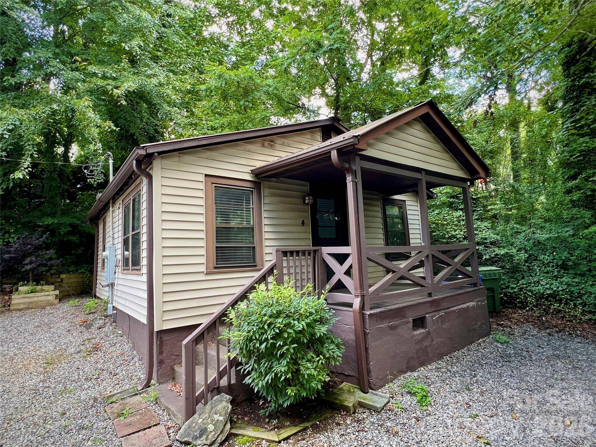 4 Arbutus RD, Asheville, NC 28805
