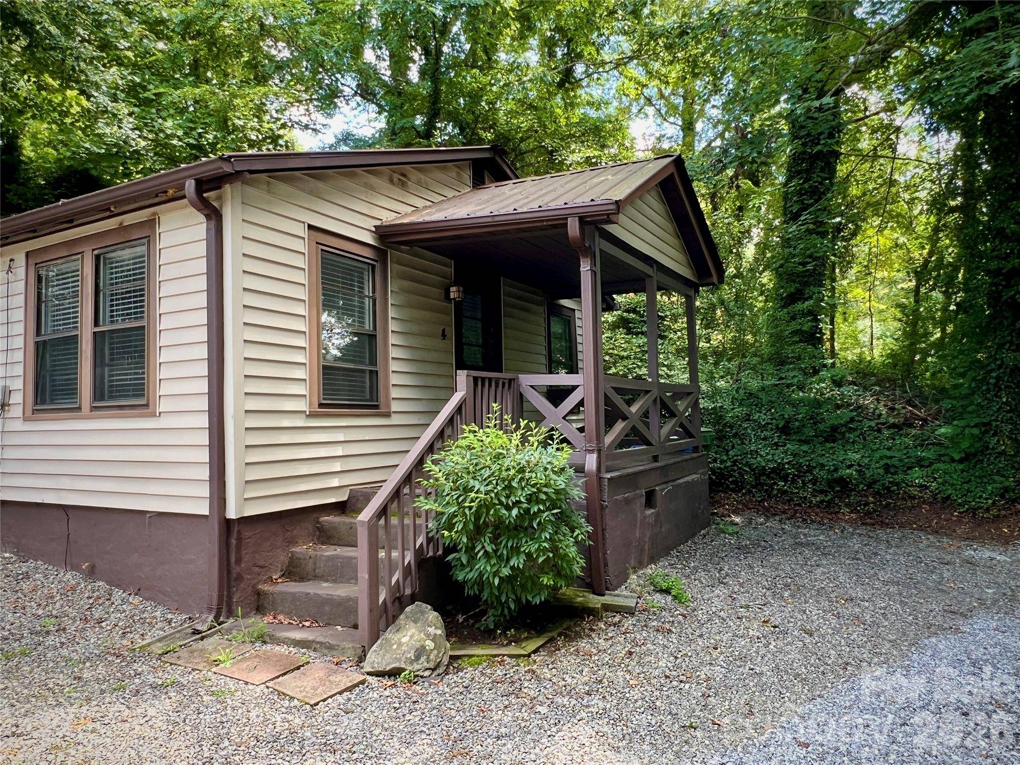 4 Arbutus RD, Asheville, NC 28805