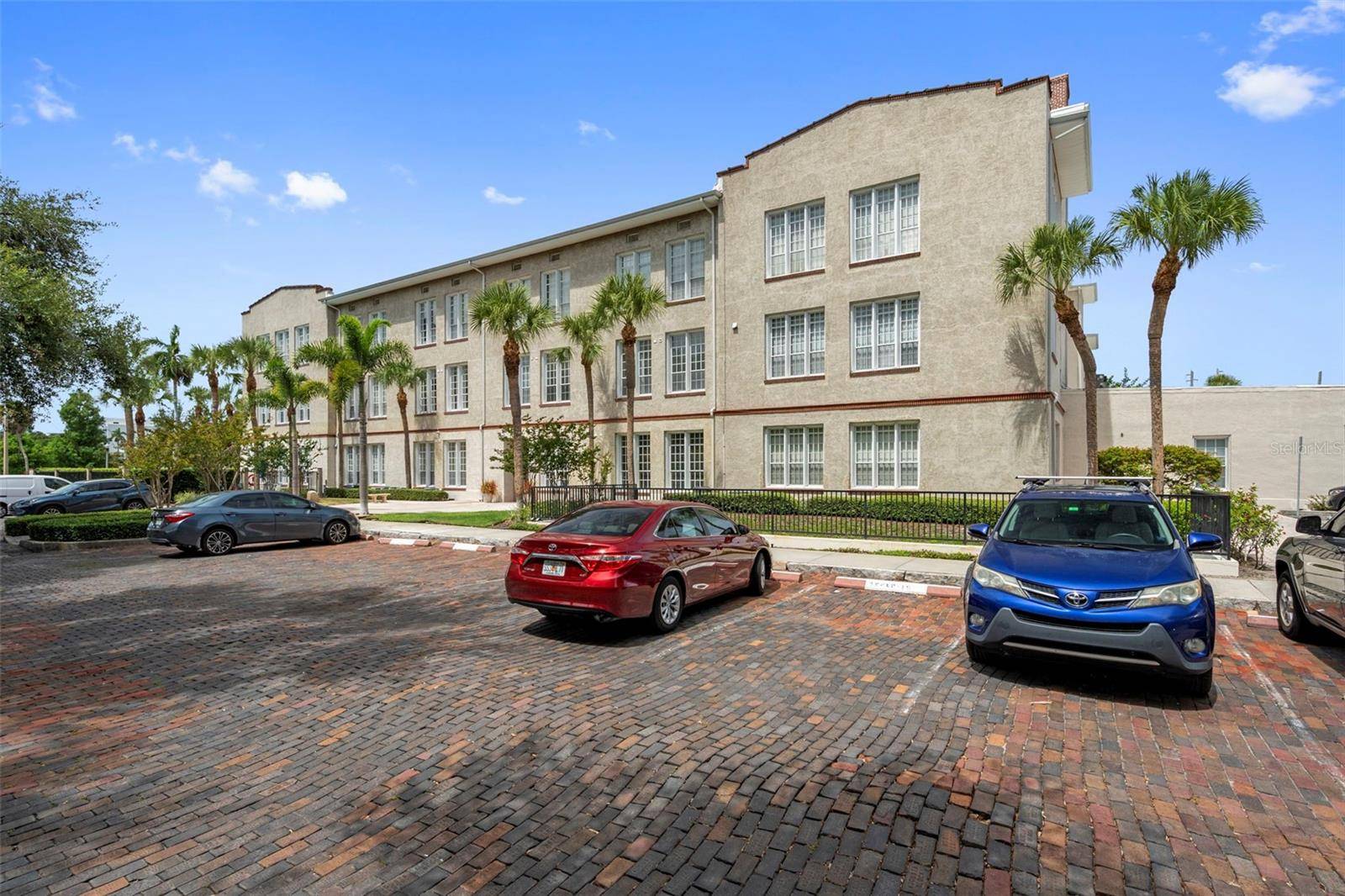 701 MIRROR LAKE DR N #317, St Petersburg, FL 33701