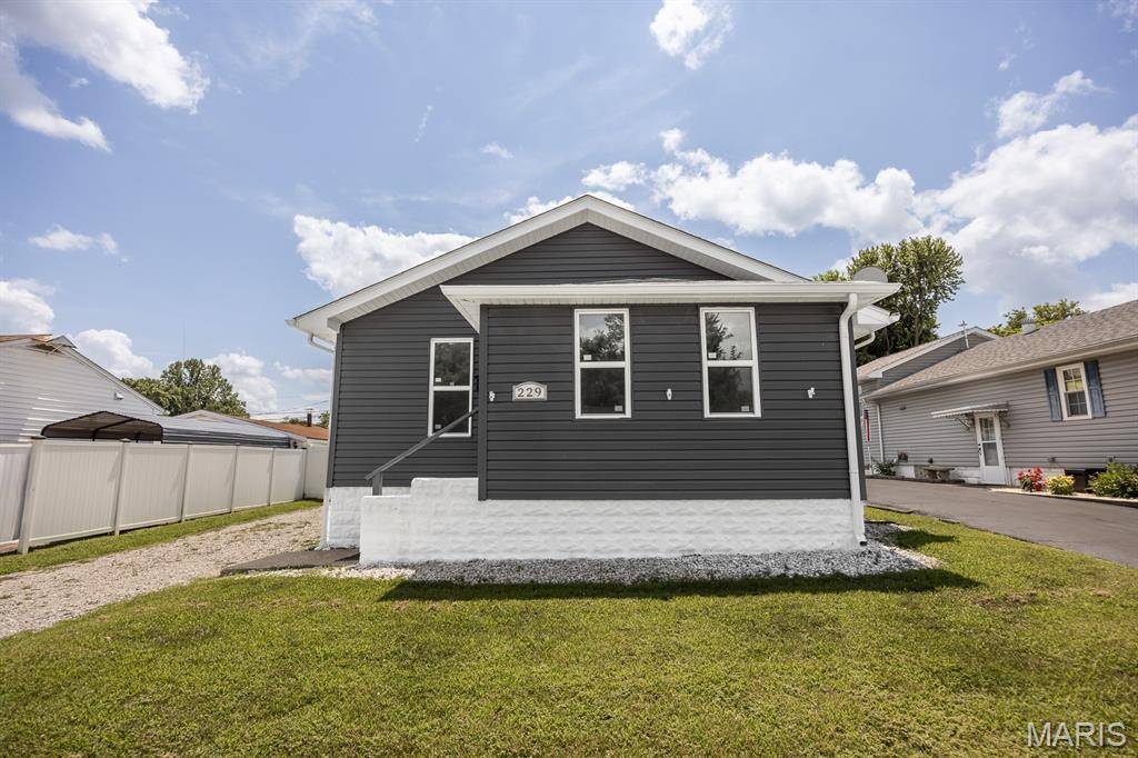 229 W Thomas ST, Roxana, IL 62084