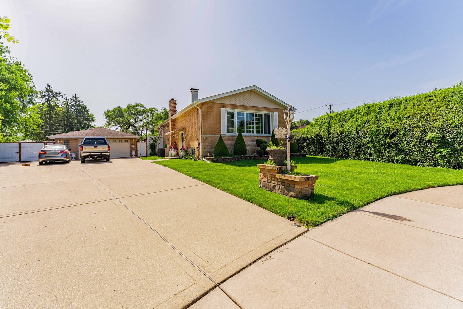433 E Cherry Hill DR, Addison, IL 60101