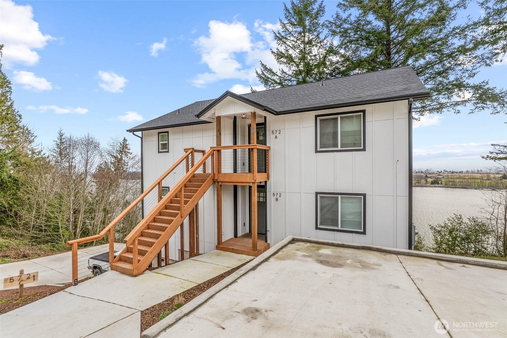 572 Columbia ST, Cathlamet, WA 98612