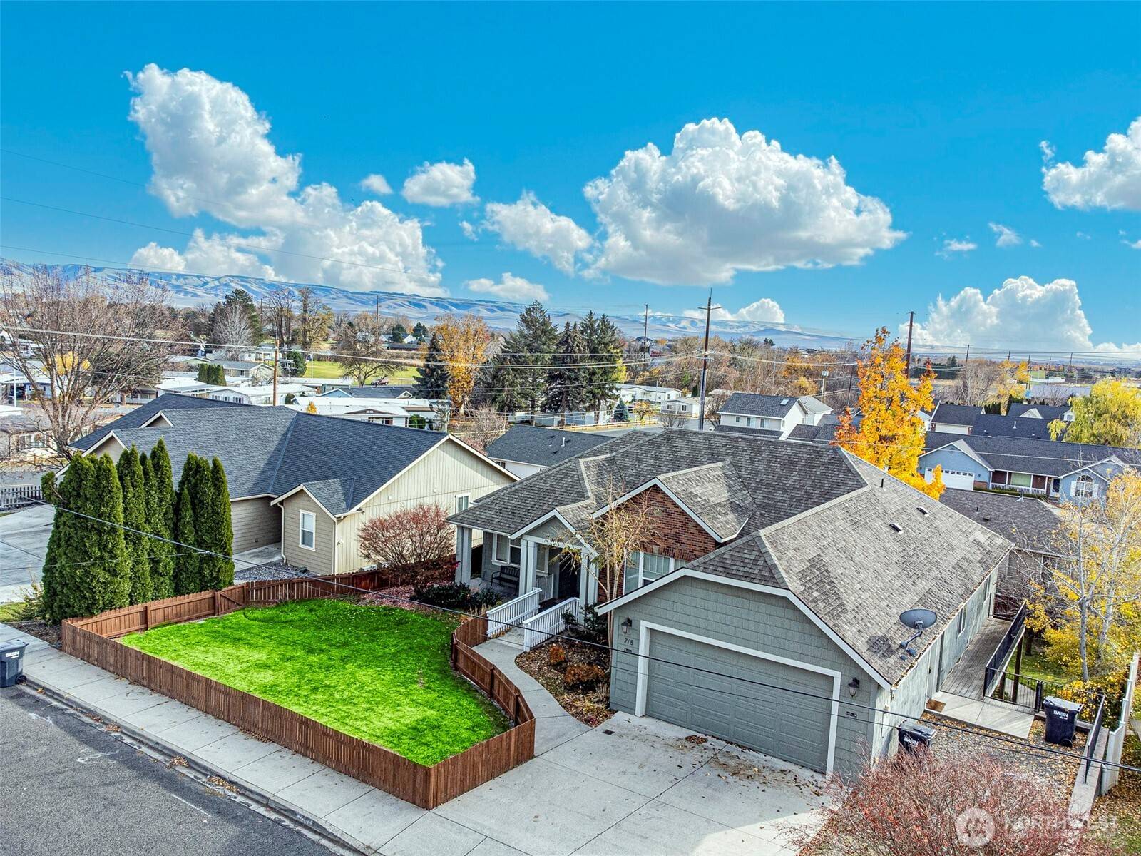 718 SE Scenic View DR #A & B, College Place, WA 99324