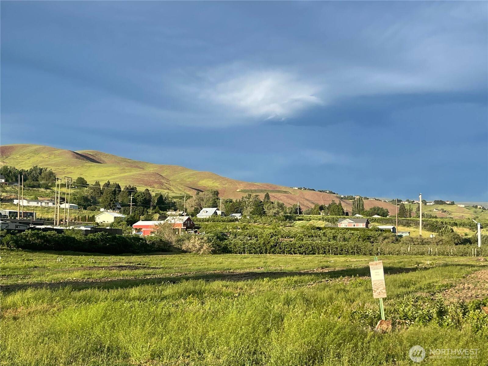 3765 Iroquois LN, Wenatchee, WA 98801