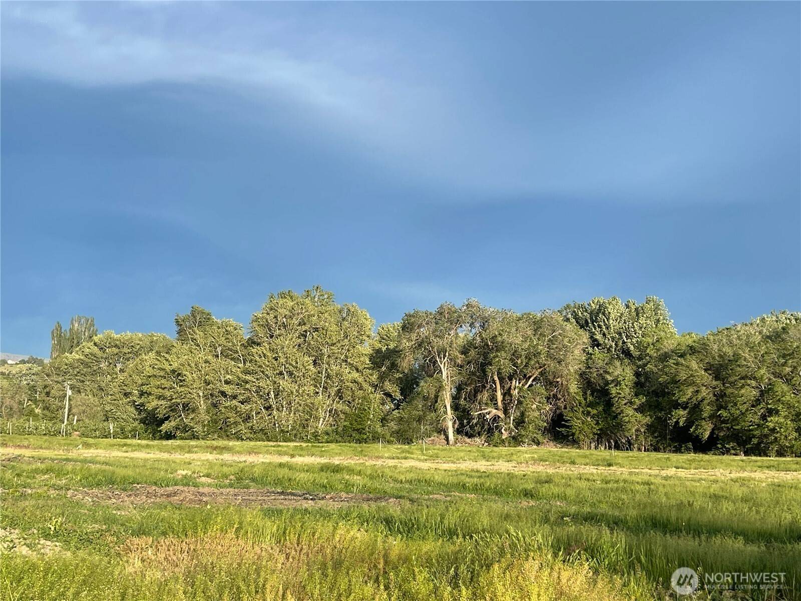 3765 Iroquois LN, Wenatchee, WA 98801