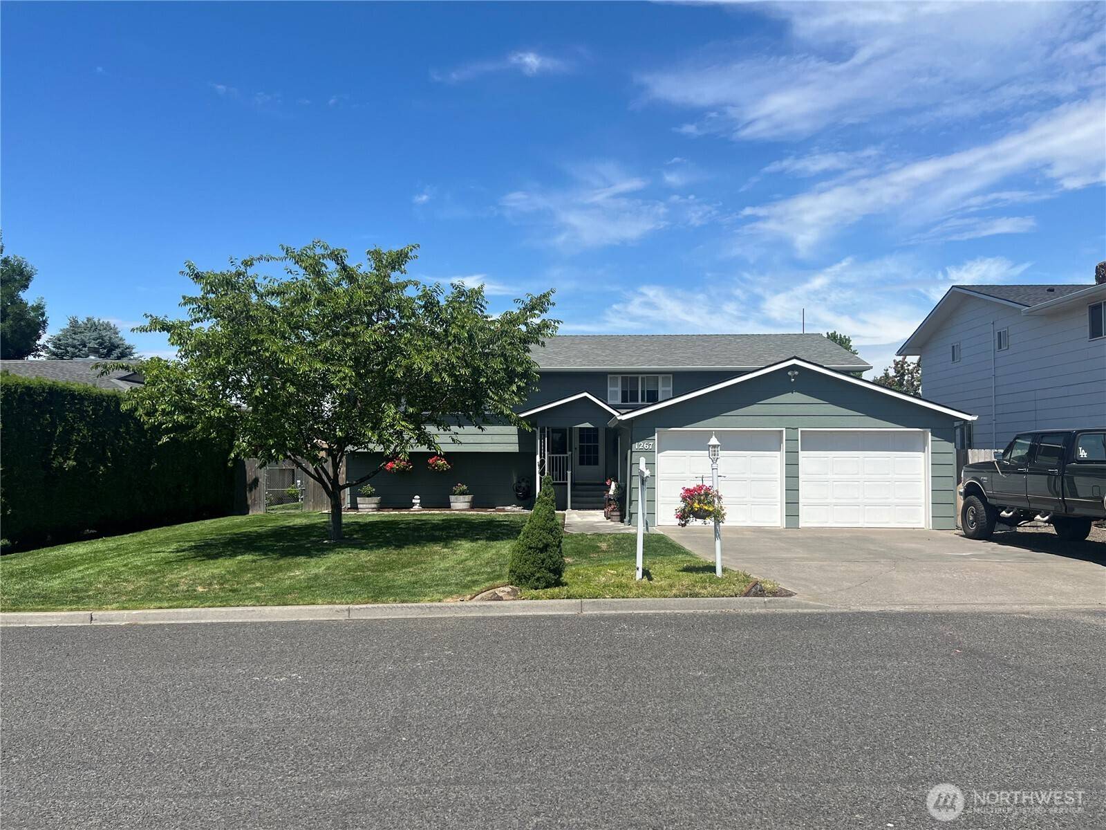 1267 SE Constitution DR, College Place, WA 99324