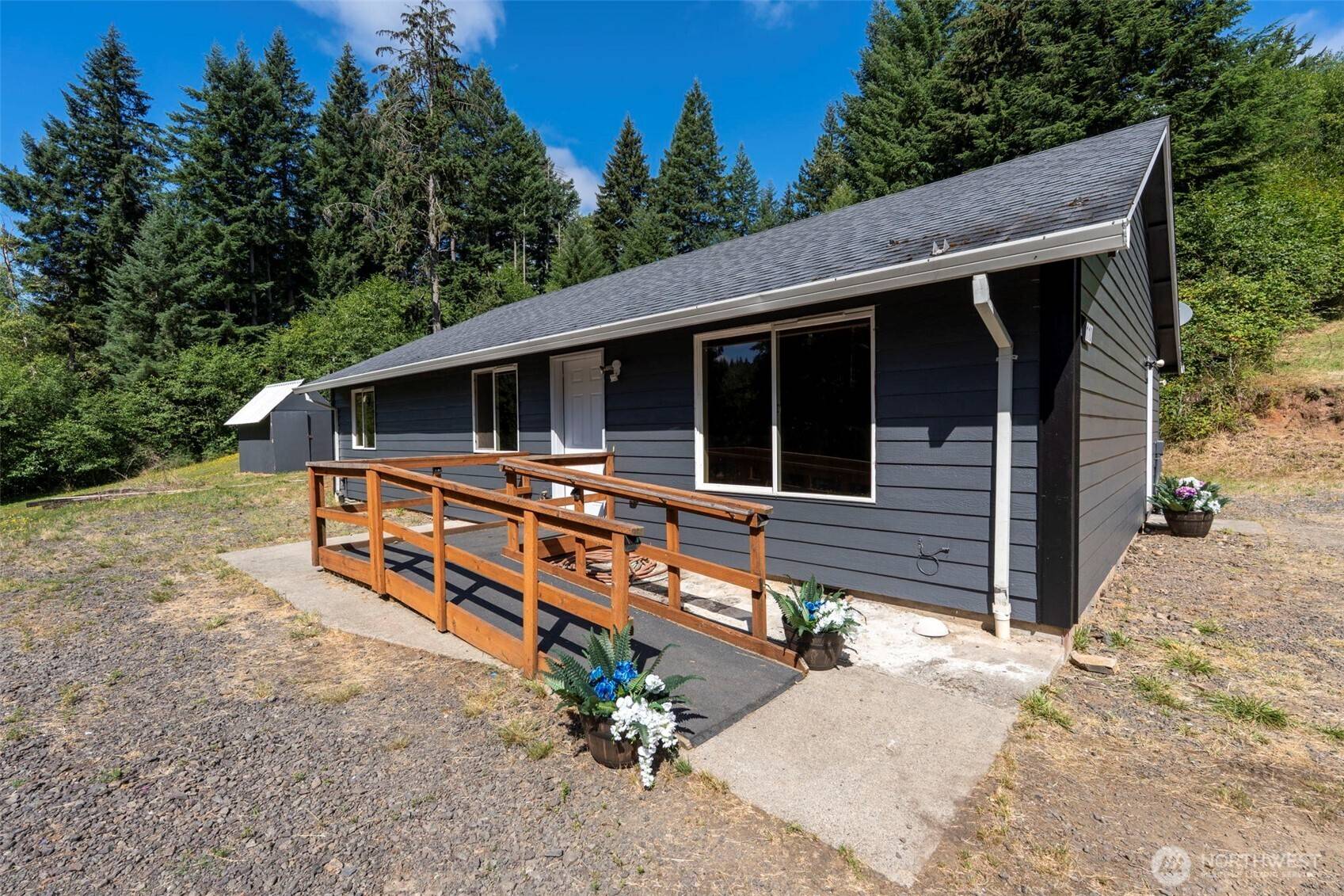 110 Sunny Basin RD, Castle Rock, WA 98611