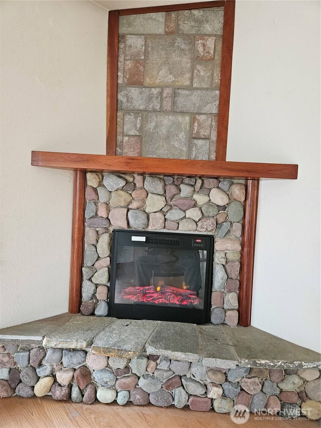 301 N Chinook DR, Hoodsport, WA 98548