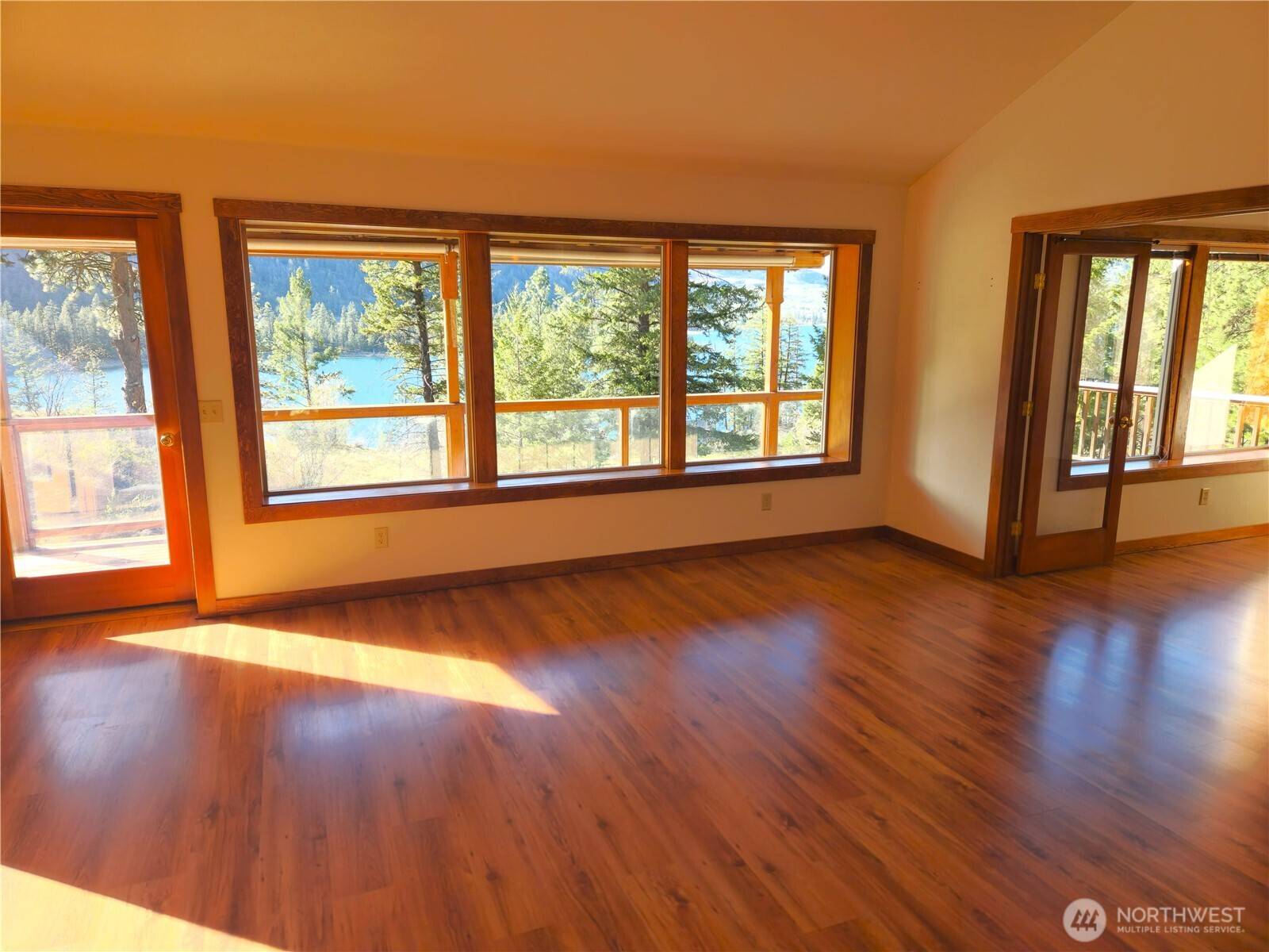 60 E Wannacut LN, Oroville, WA 98844