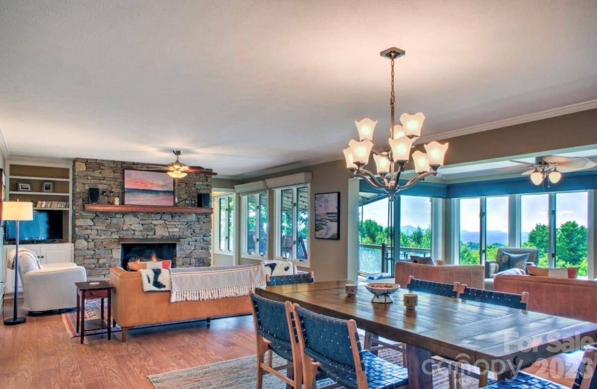 300 Roberts DR, Hendersonville, NC 28739