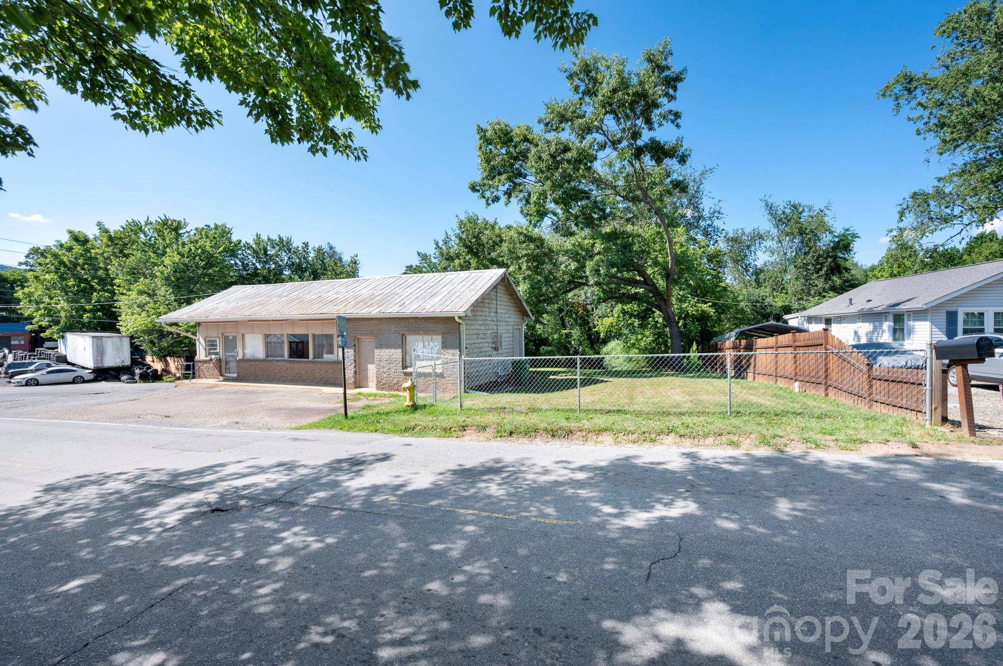 475 Deaverview RD, Asheville, NC 28806