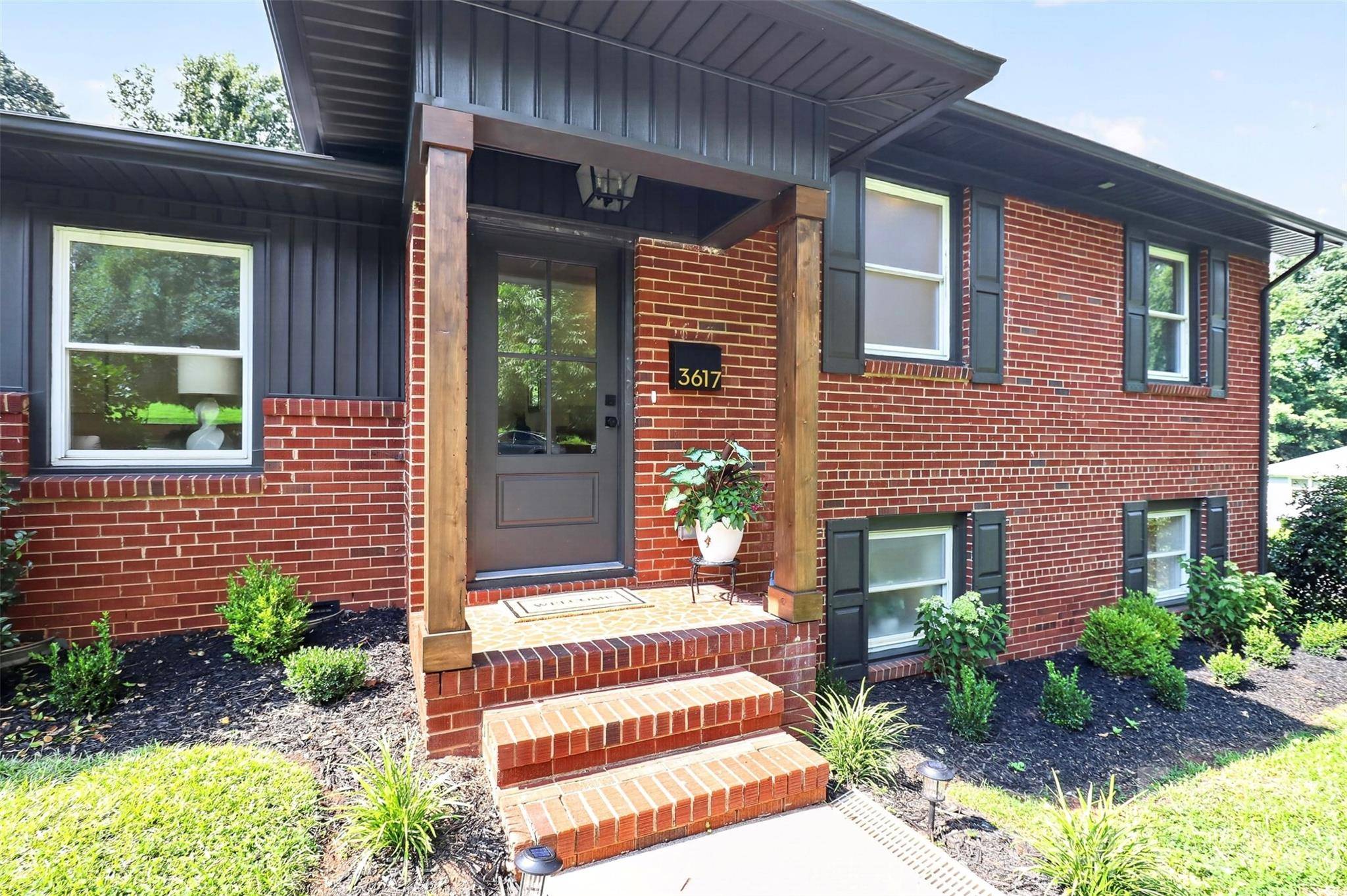 3617 Woodleaf RD, Charlotte, NC 28205