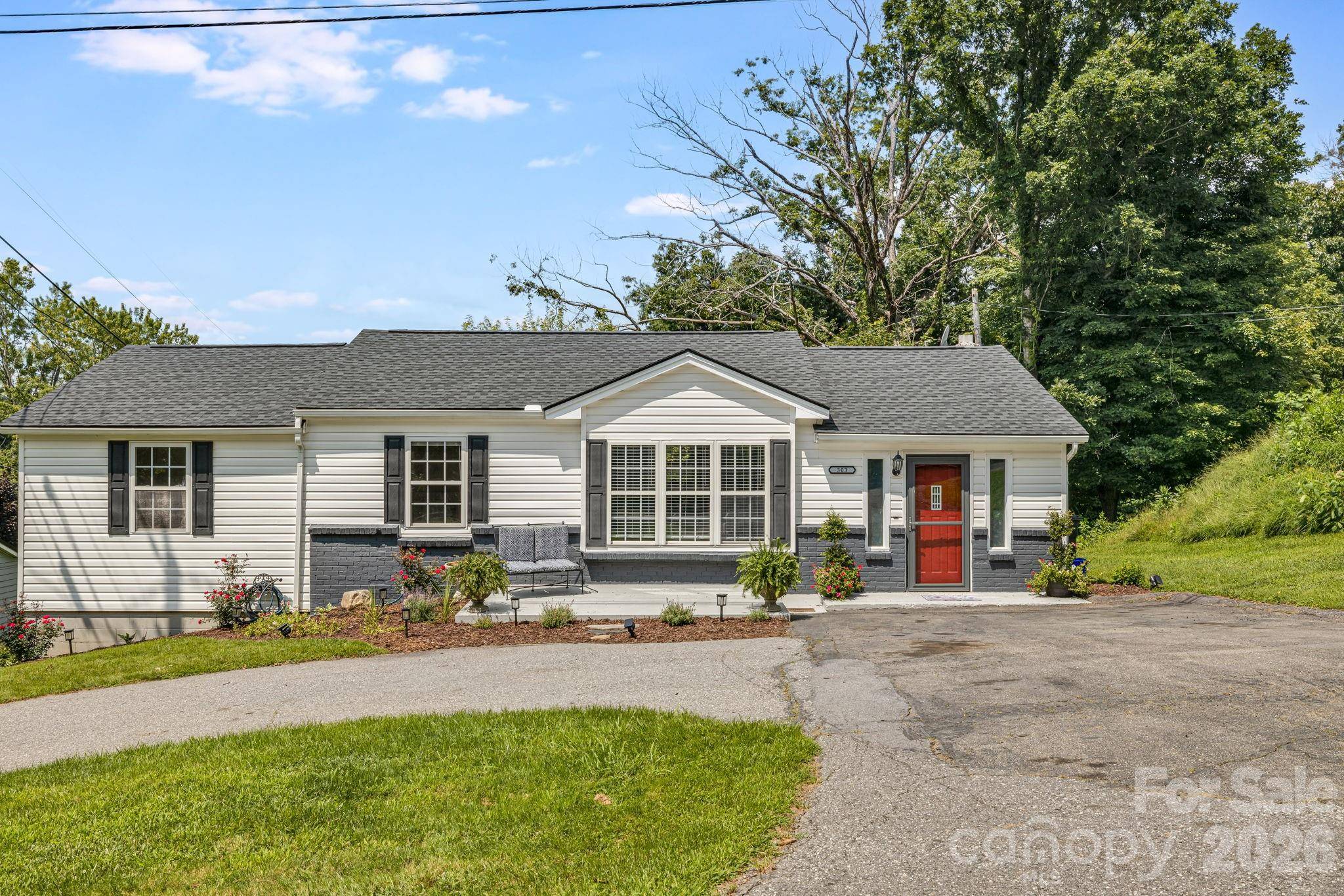 303 Hunter ST, Burnsville, NC 28714