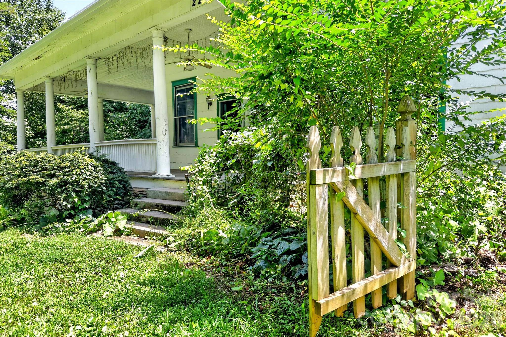 22 Woodbend LN, Black Mountain, NC 28711