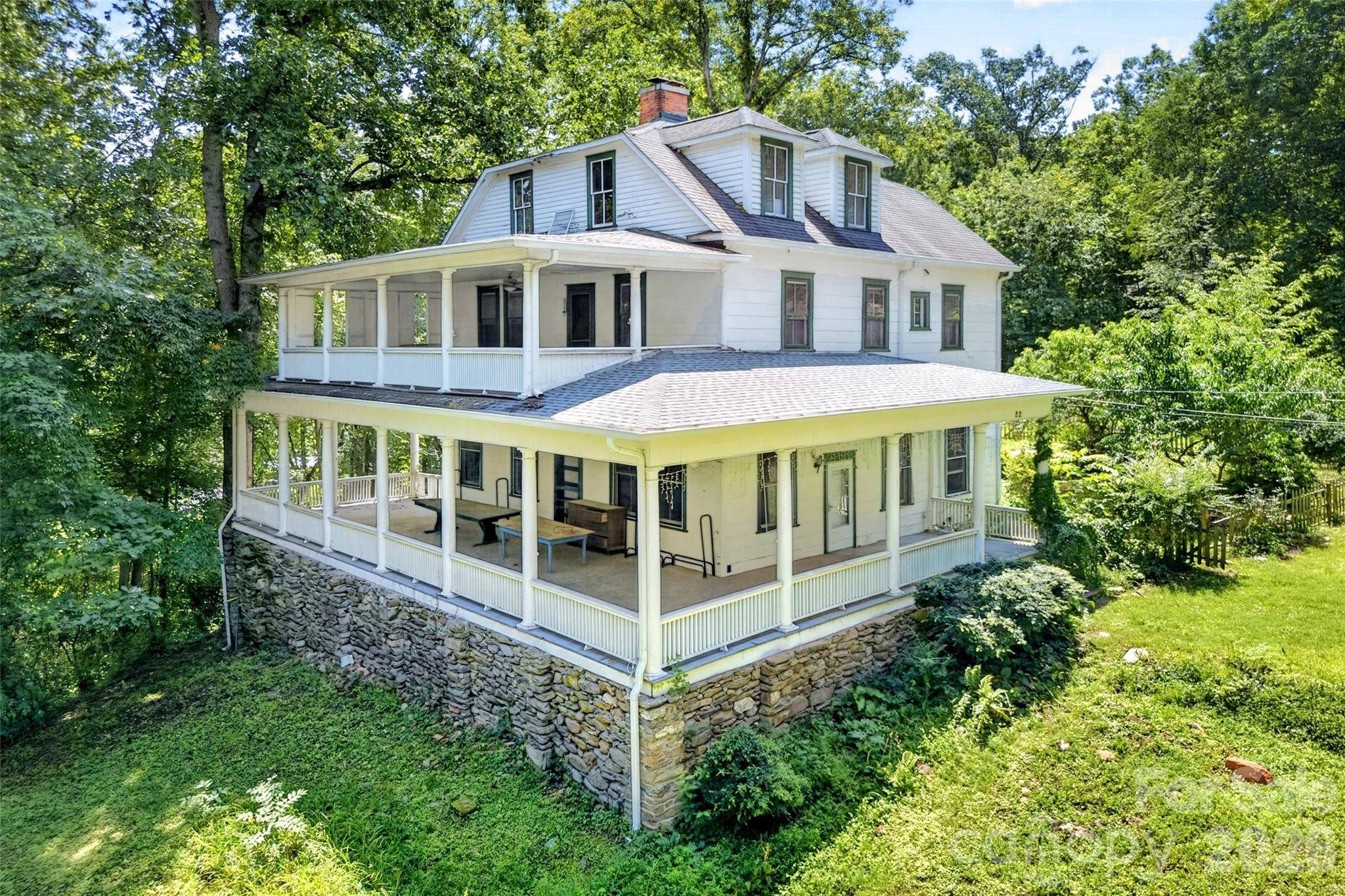 22 Woodbend LN, Black Mountain, NC 28711