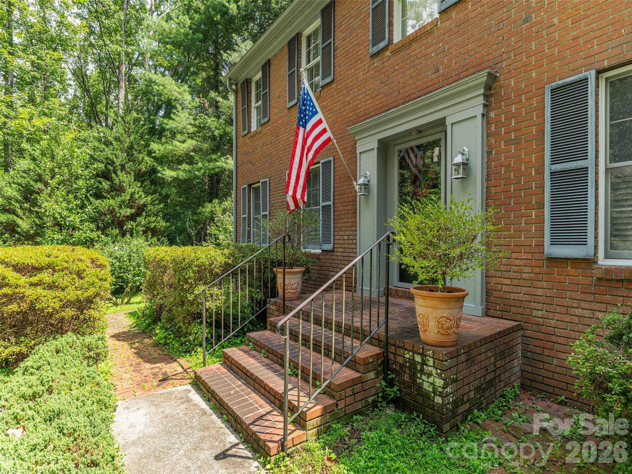 200 Heathcote RD, Hendersonville, NC 28791