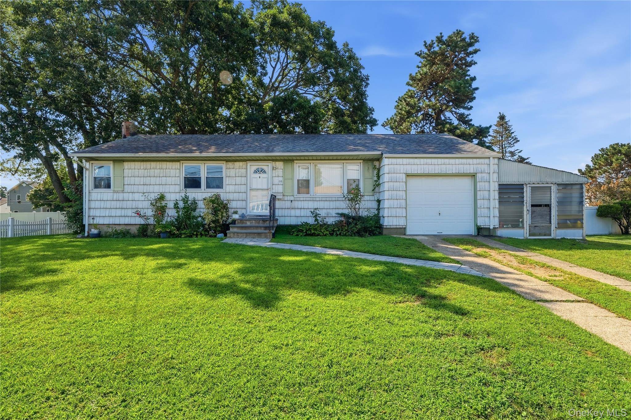 10 Shirley LN, West Babylon, NY 11704