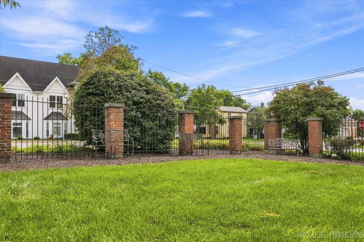 111 S 5th AVE #E, St. Charles, IL 60174