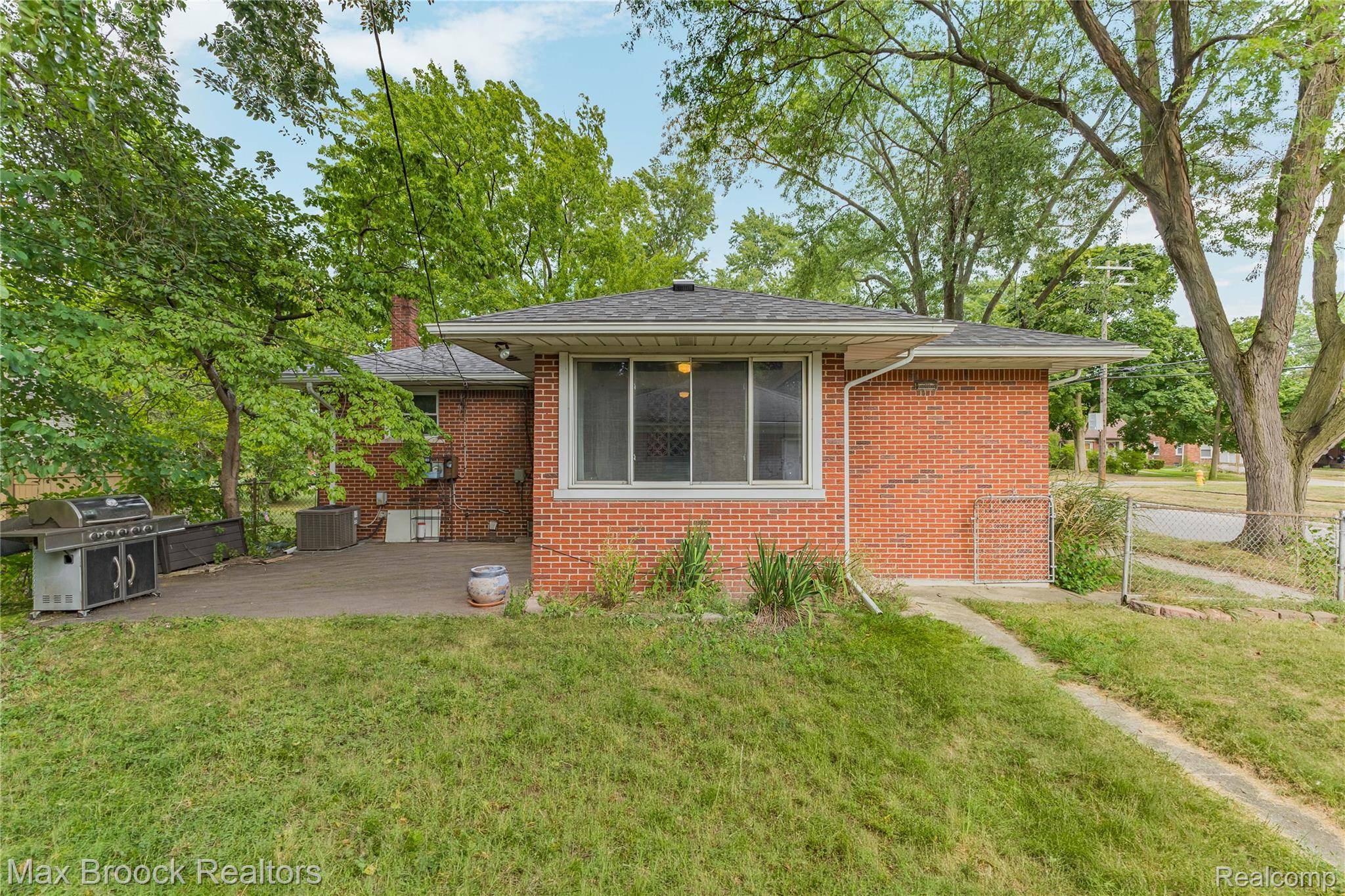 24601 Ridgedale ST, Oak Park, MI 48237