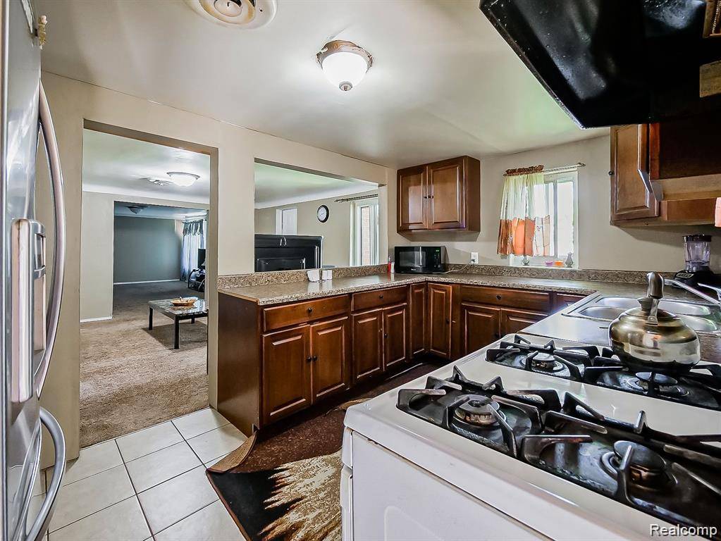 8320 Nightingale ST, Dearborn Heights, MI 48127