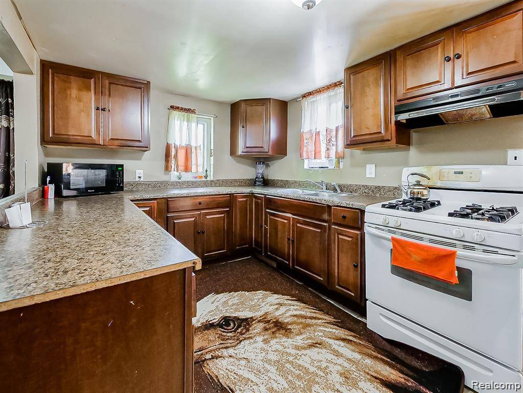 8320 Nightingale ST, Dearborn Heights, MI 48127