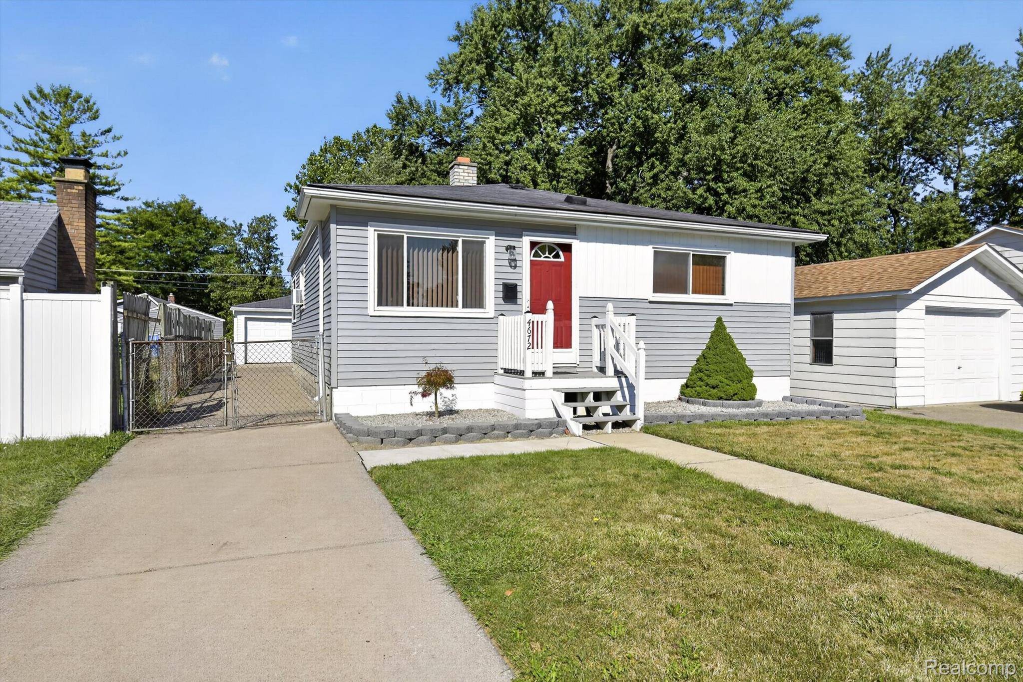 4672 Edgewood ST, Dearborn Heights, MI 48125