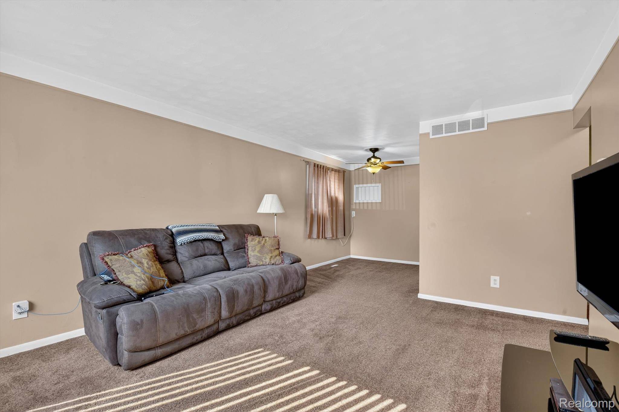 4672 Edgewood ST, Dearborn Heights, MI 48125