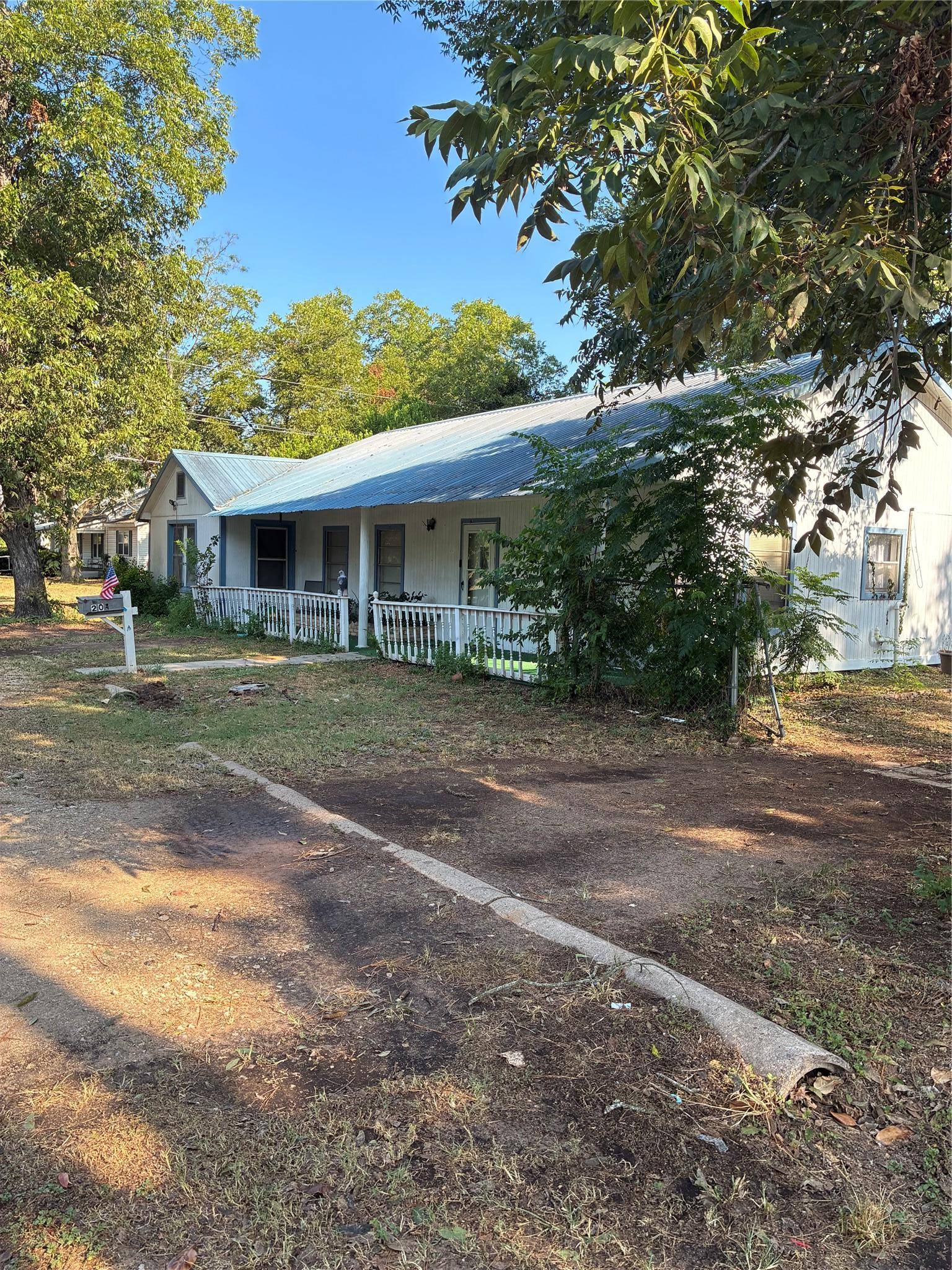 204 NW NW 5th ST, Smithville, TX 78957