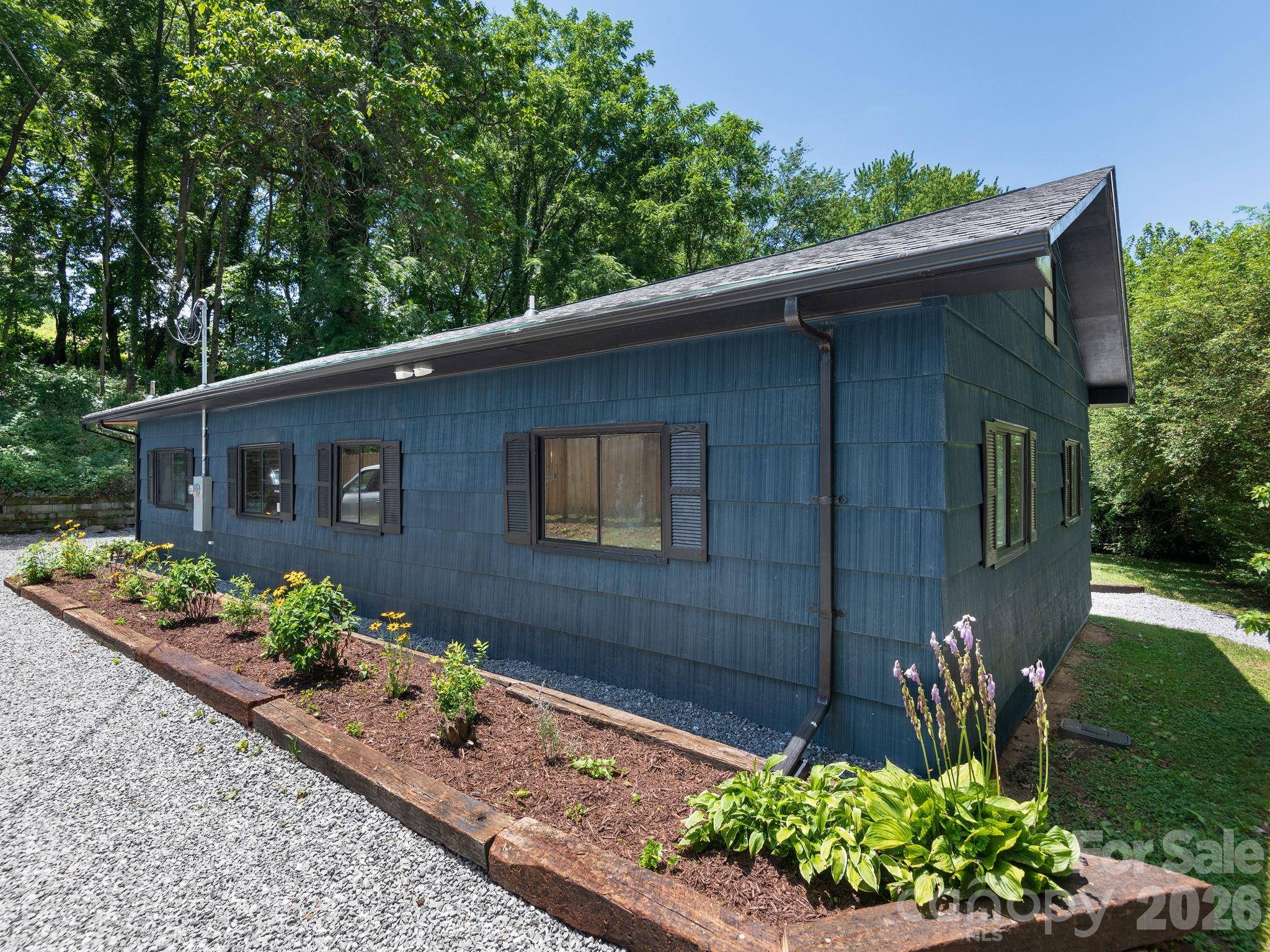 78 Travis ST, Clyde, NC 28721
