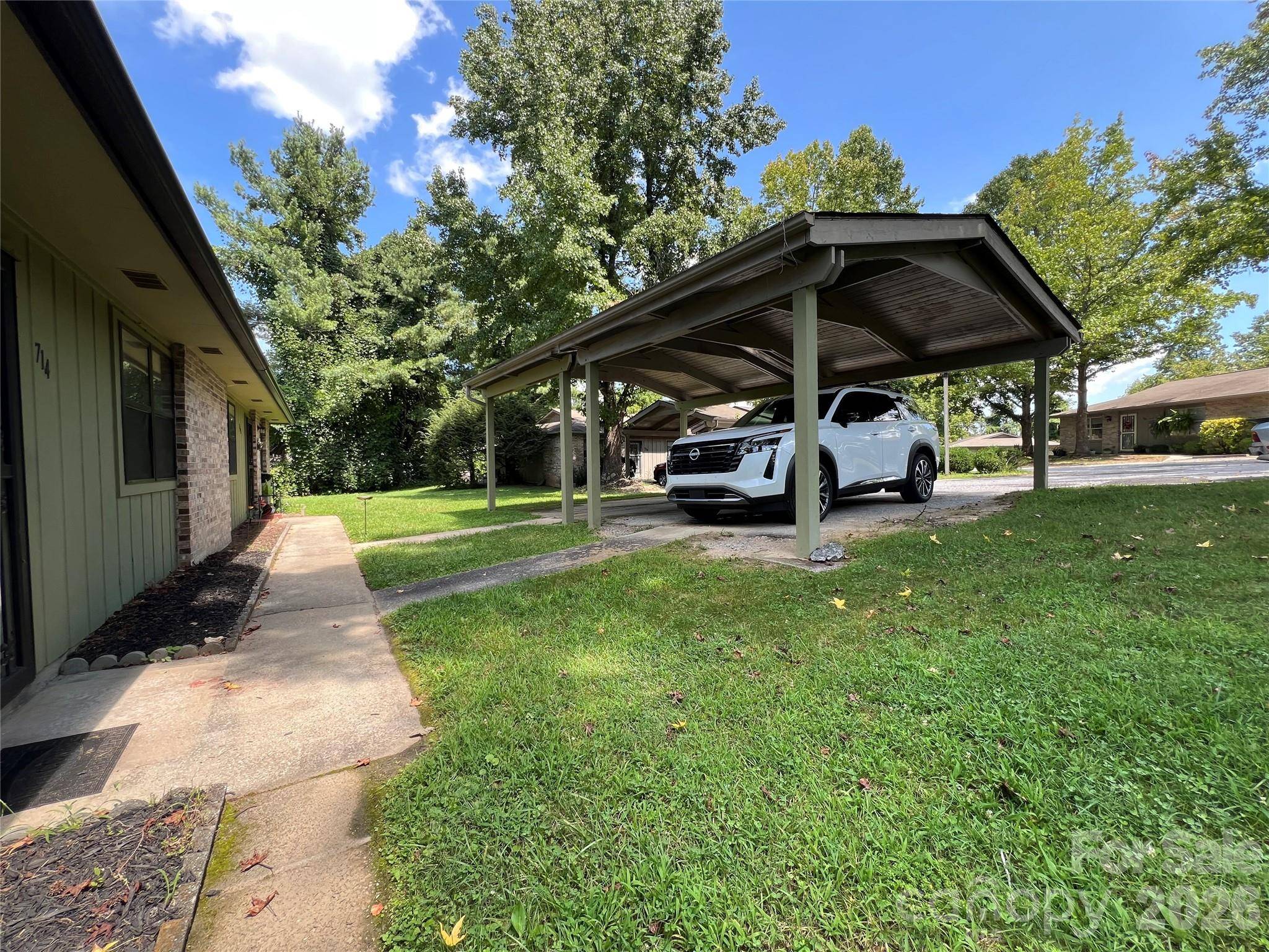 714 Farmington CIR, Hendersonville, NC 28739