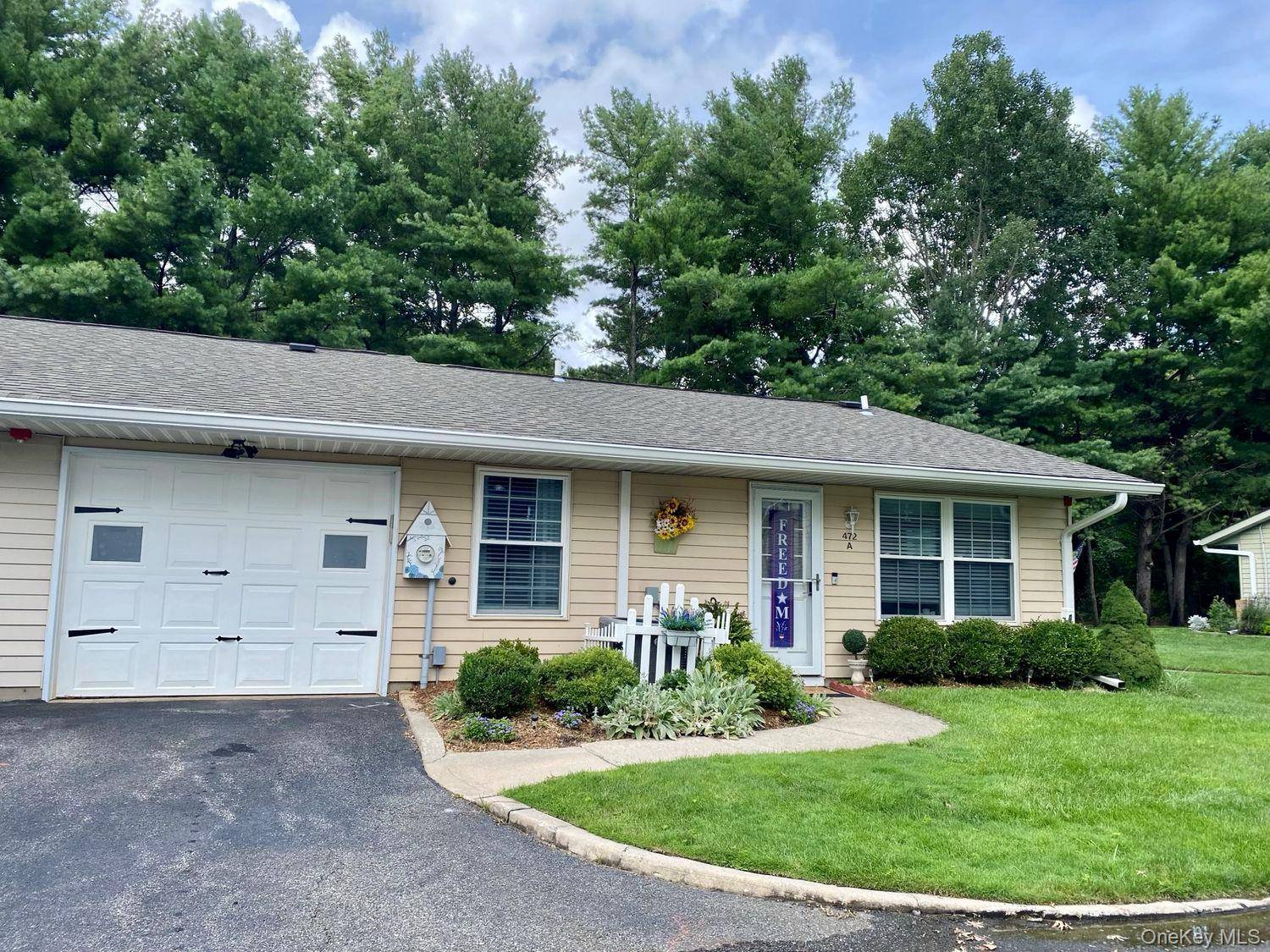 472A Darwen DR, Ridge, NY 11961
