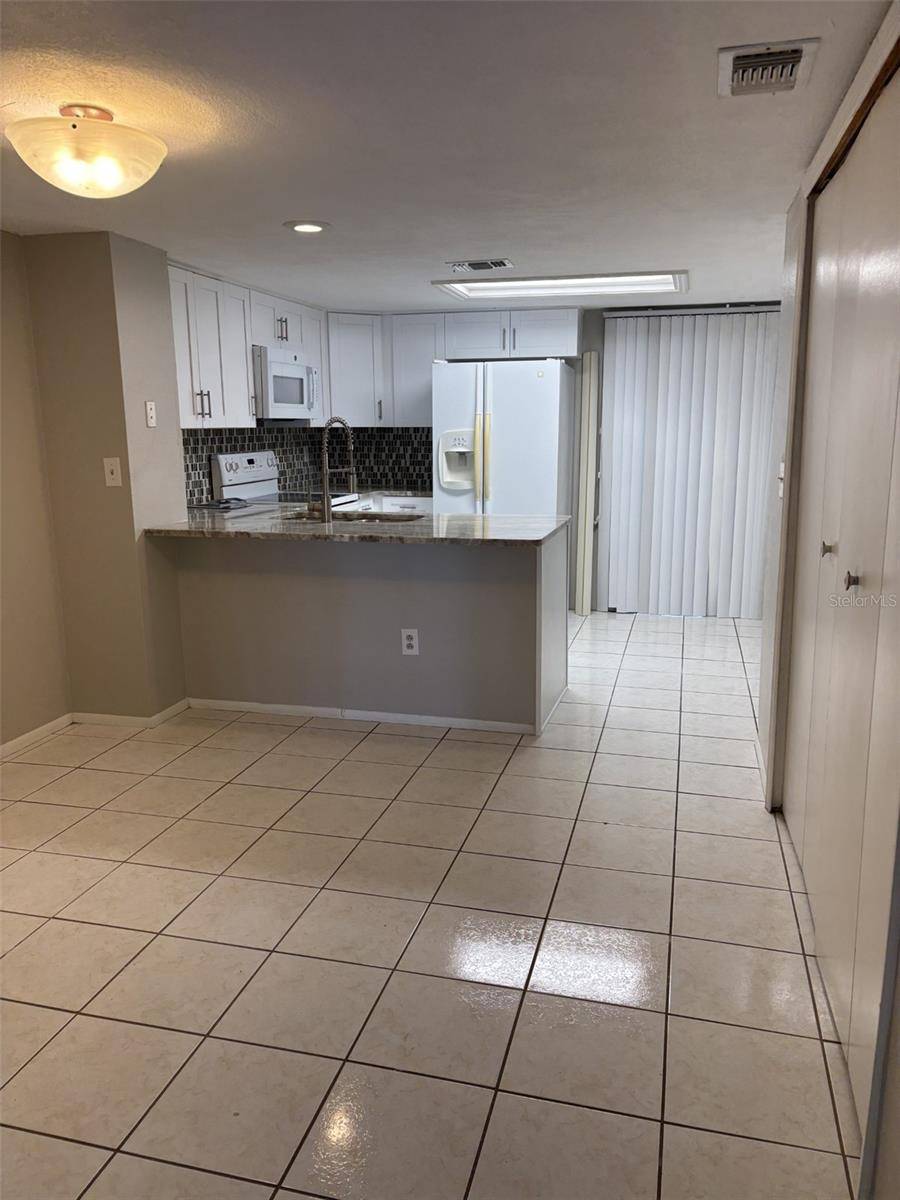 8525 J R MANOR DR, Tampa, FL 33634