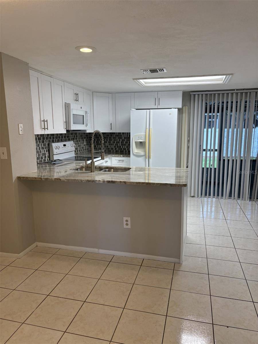 8525 J R MANOR DR, Tampa, FL 33634